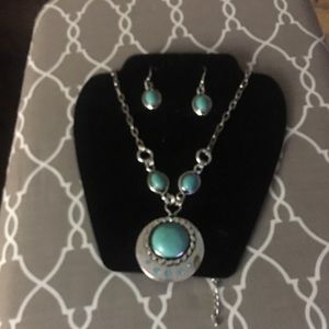 Costume turquoise colored necklace  in white metal